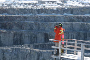 Surveying-pit-walls-for-raptors-Ekati